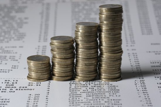 découvrez comment la consolidation de dettes peut simplifier votre gestion financière en regroupant vos prêts en un seul paiement mensuel, réduisant ainsi vos taux d'intérêt et facilitant votre chemin vers la liberté financière.